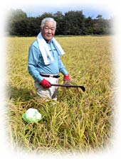 当院契約のお米の生産者と田んぼの様子